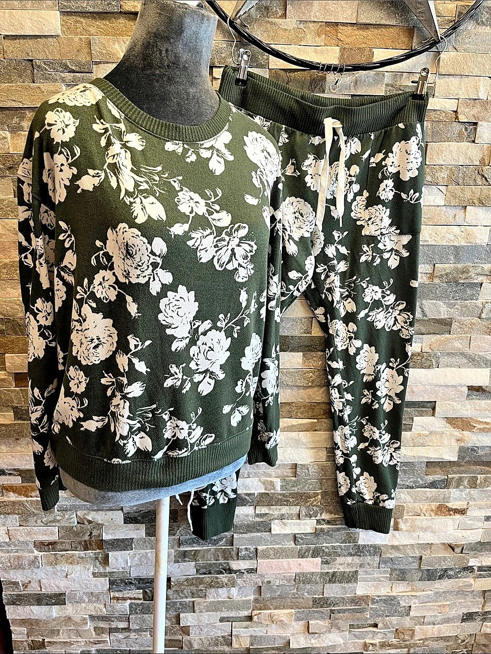 Honey dew Floral Jogger Set in Green & White Medium Like New